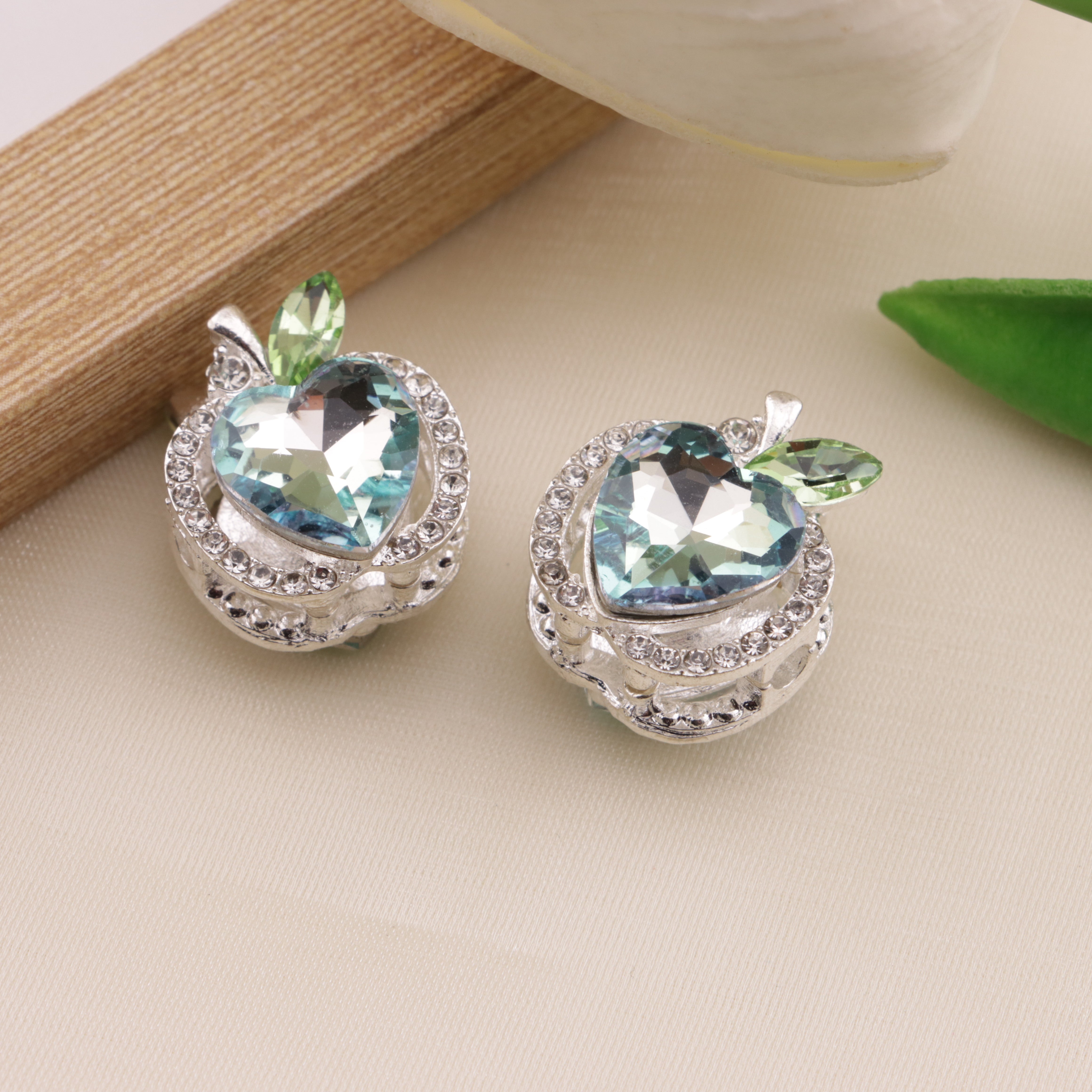 FS6493- Approximately 1.7×2×1.6Cm Apple Four-Way Alloy Beads Zoe's DIY Shop