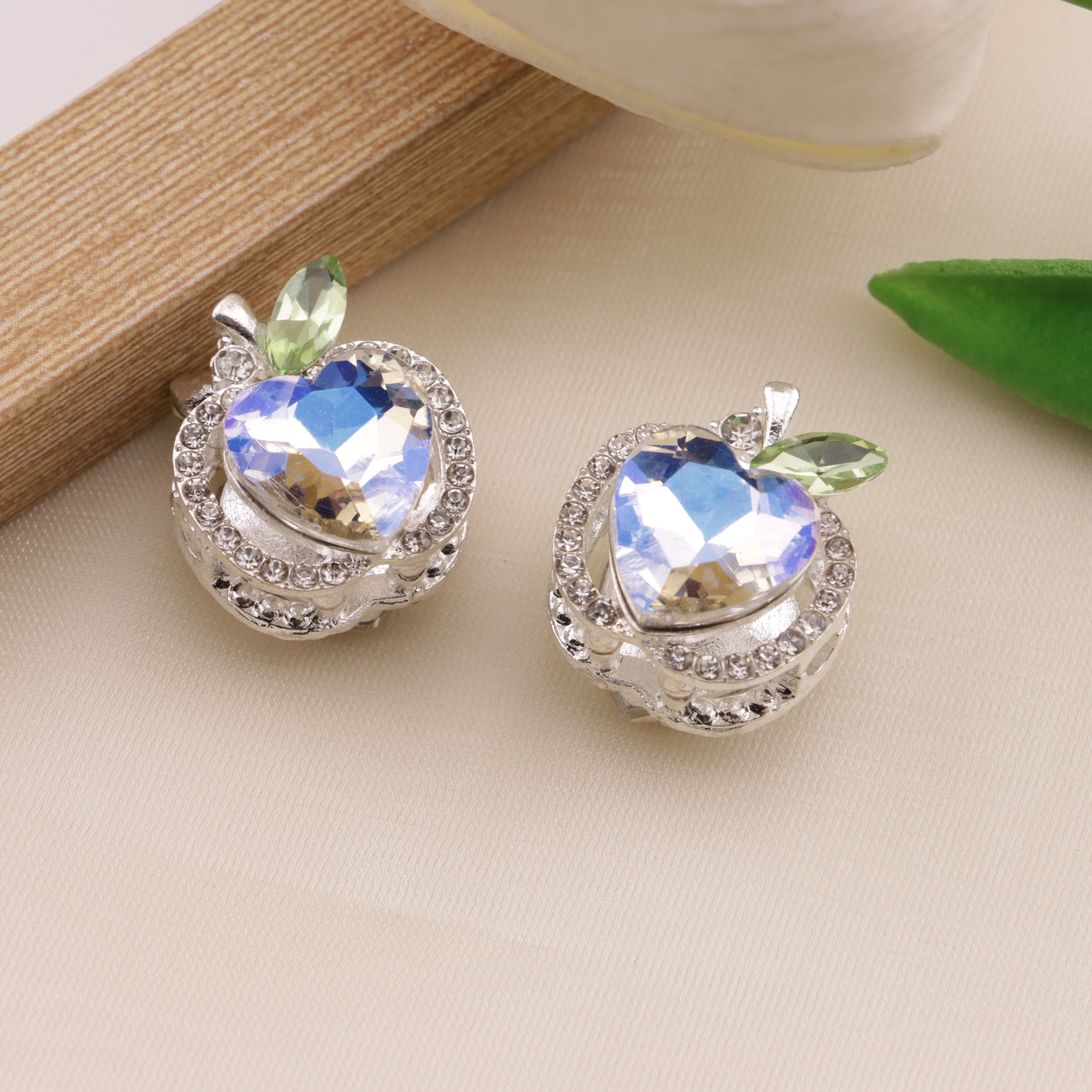 FS6493- Approximately 1.7×2×1.6Cm Apple Four-Way Alloy Beads Zoe's DIY Shop