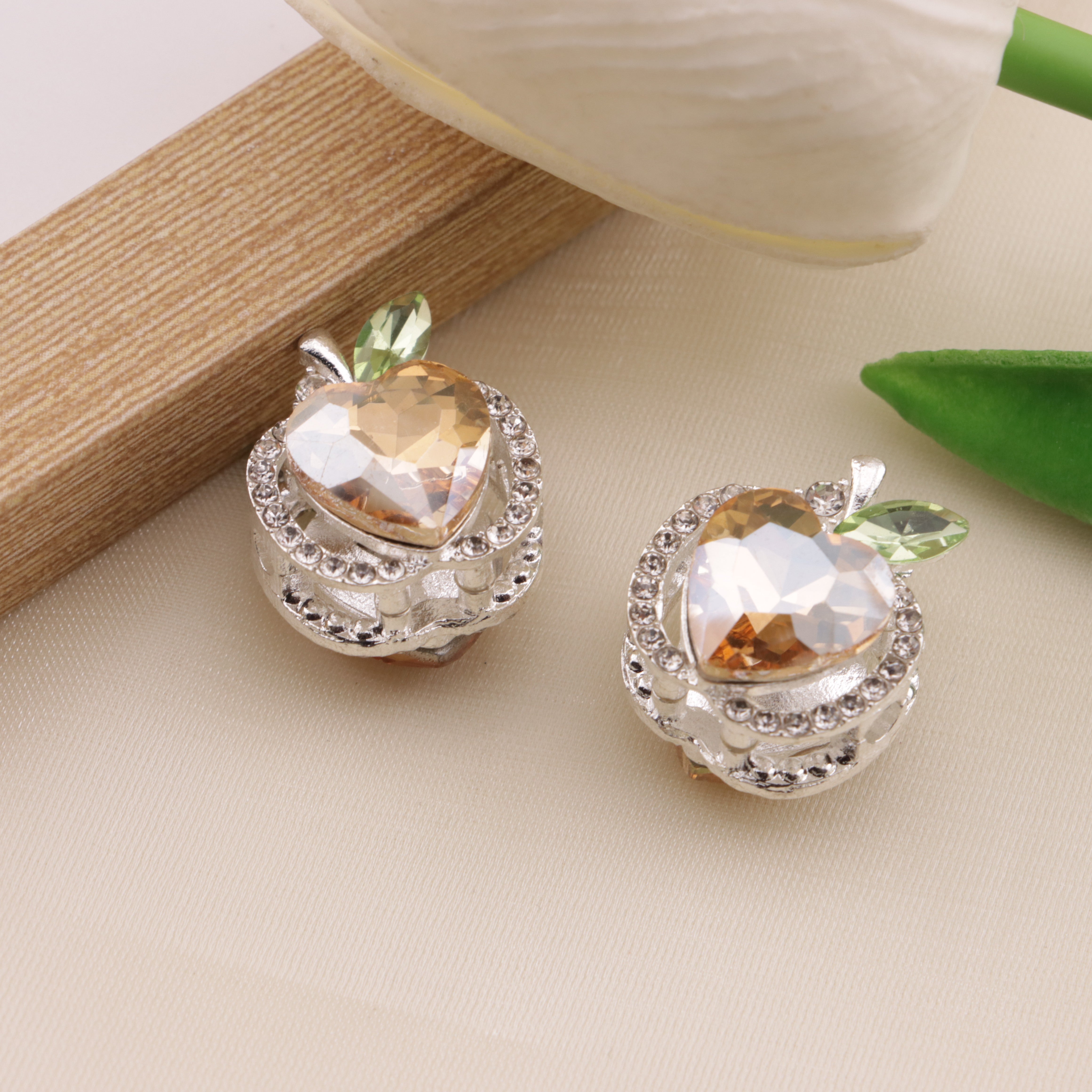 FS6493- Approximately 1.7×2×1.6Cm Apple Four-Way Alloy Beads Zoe's DIY Shop