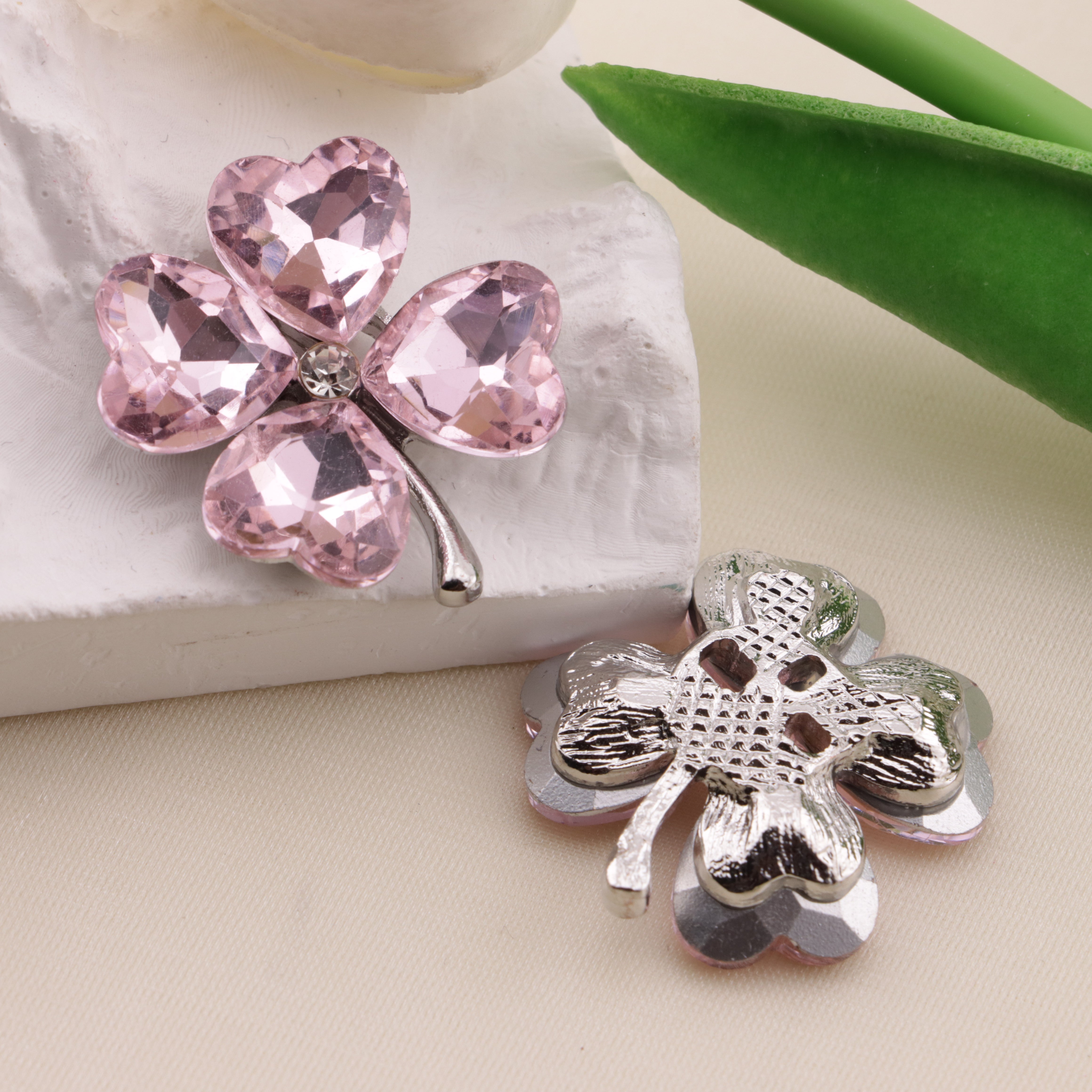 FS6584- 28mm Heart Four-Leaf Clover Alloy Charms Ai Xin Si Ye Cao He Jin Tie Pian Zoe's DIY Shop