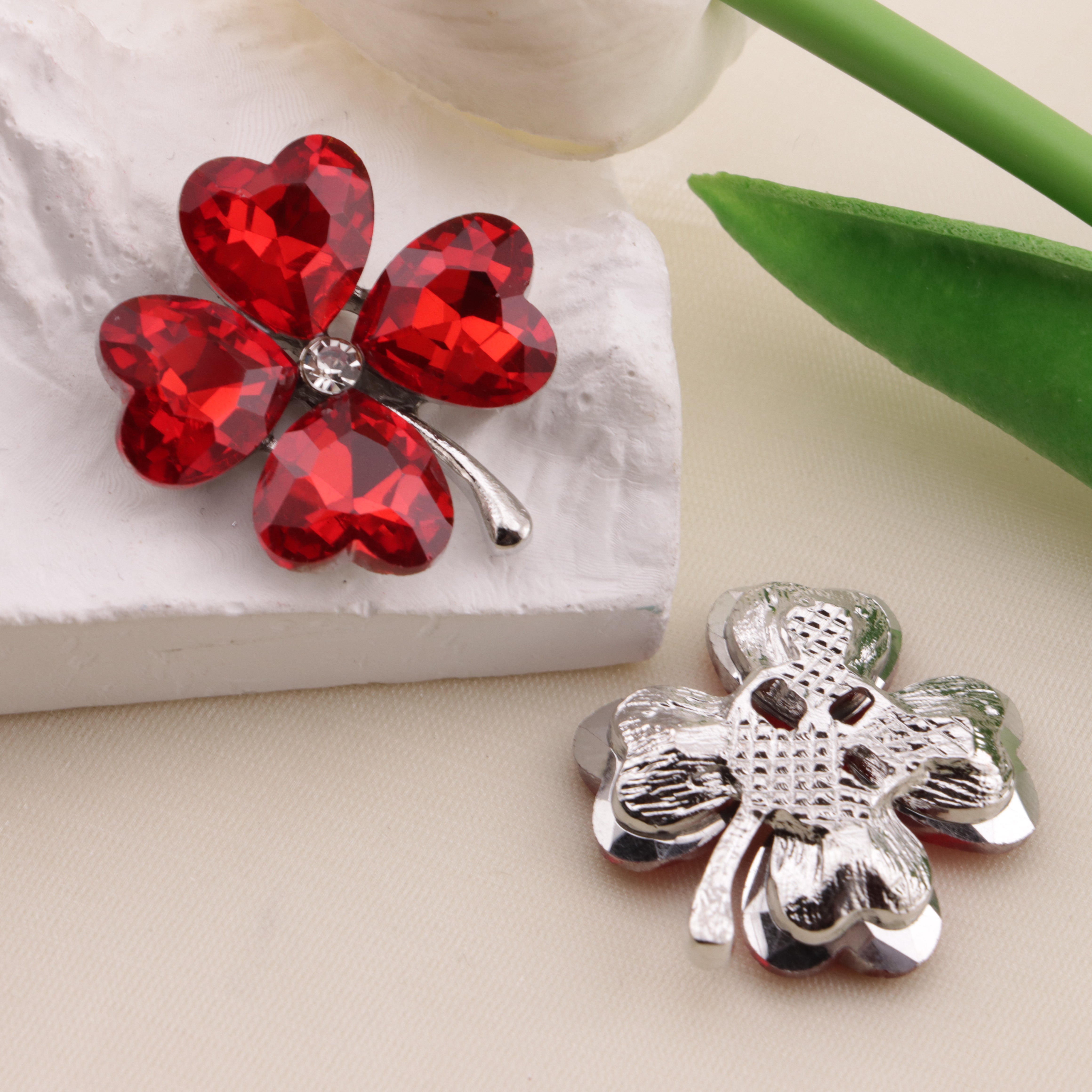 FS6584- 28mm Heart Four-Leaf Clover Alloy Charms Ai Xin Si Ye Cao He Jin Tie Pian Zoe's DIY Shop