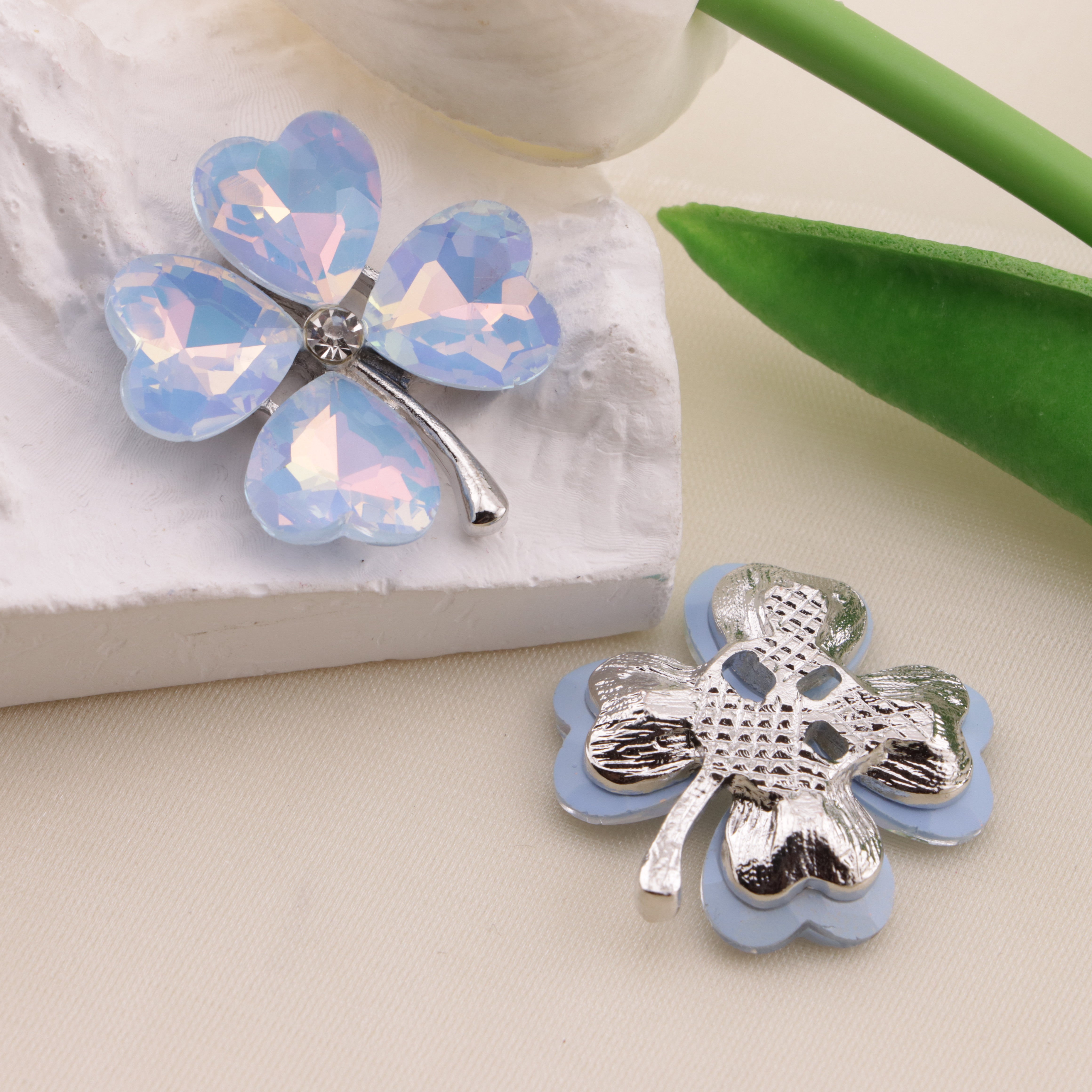 FS6584- 28mm Heart Four-Leaf Clover Alloy Charms Ai Xin Si Ye Cao He Jin Tie Pian Zoe's DIY Shop