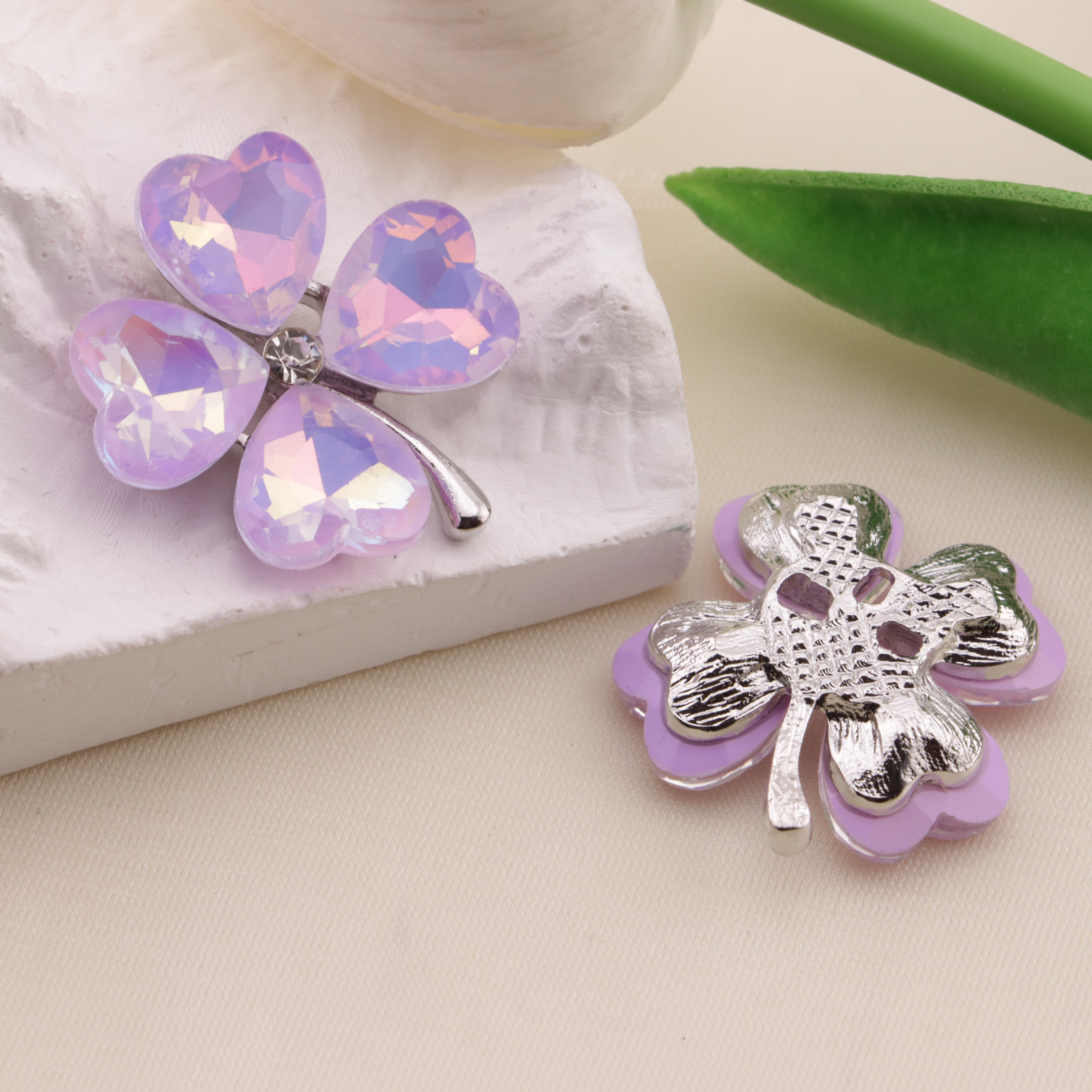 FS6584- 28mm Heart Four-Leaf Clover Alloy Charms Ai Xin Si Ye Cao He Jin Tie Pian Zoe's DIY Shop