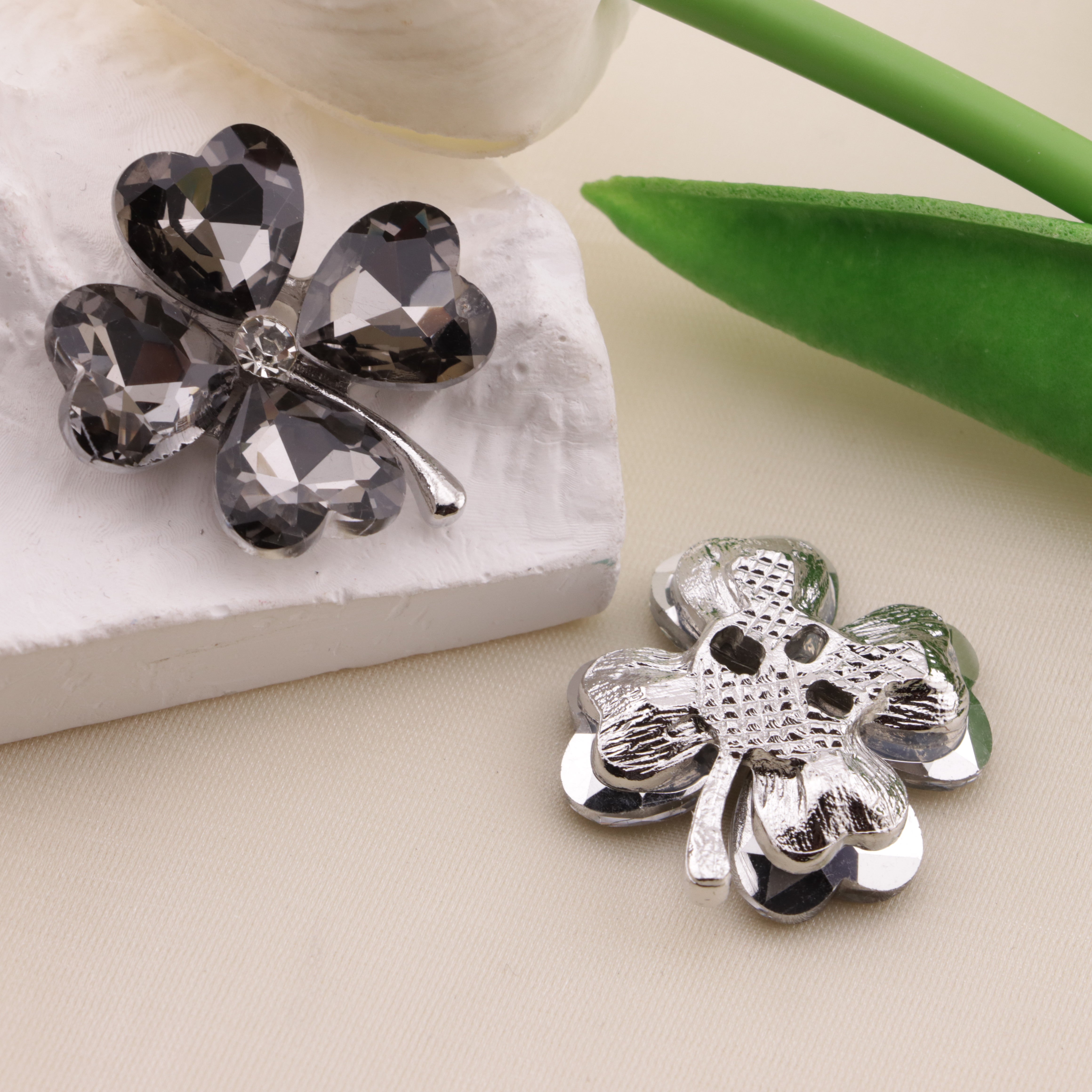 FS6584- 28mm Heart Four-Leaf Clover Alloy Charms Ai Xin Si Ye Cao He Jin Tie Pian Zoe's DIY Shop