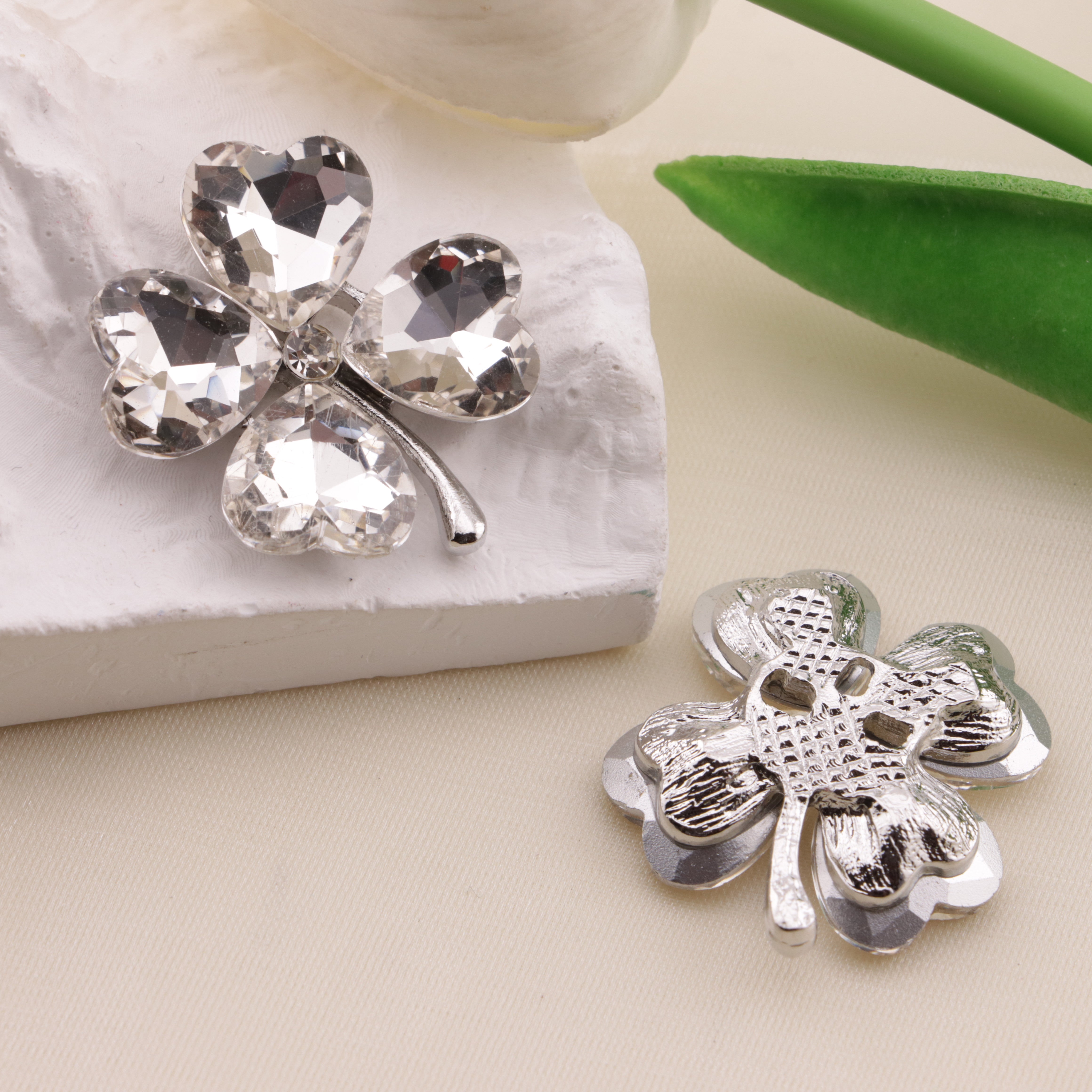FS6584- 28mm Heart Four-Leaf Clover Alloy Charms Ai Xin Si Ye Cao He Jin Tie Pian Zoe's DIY Shop