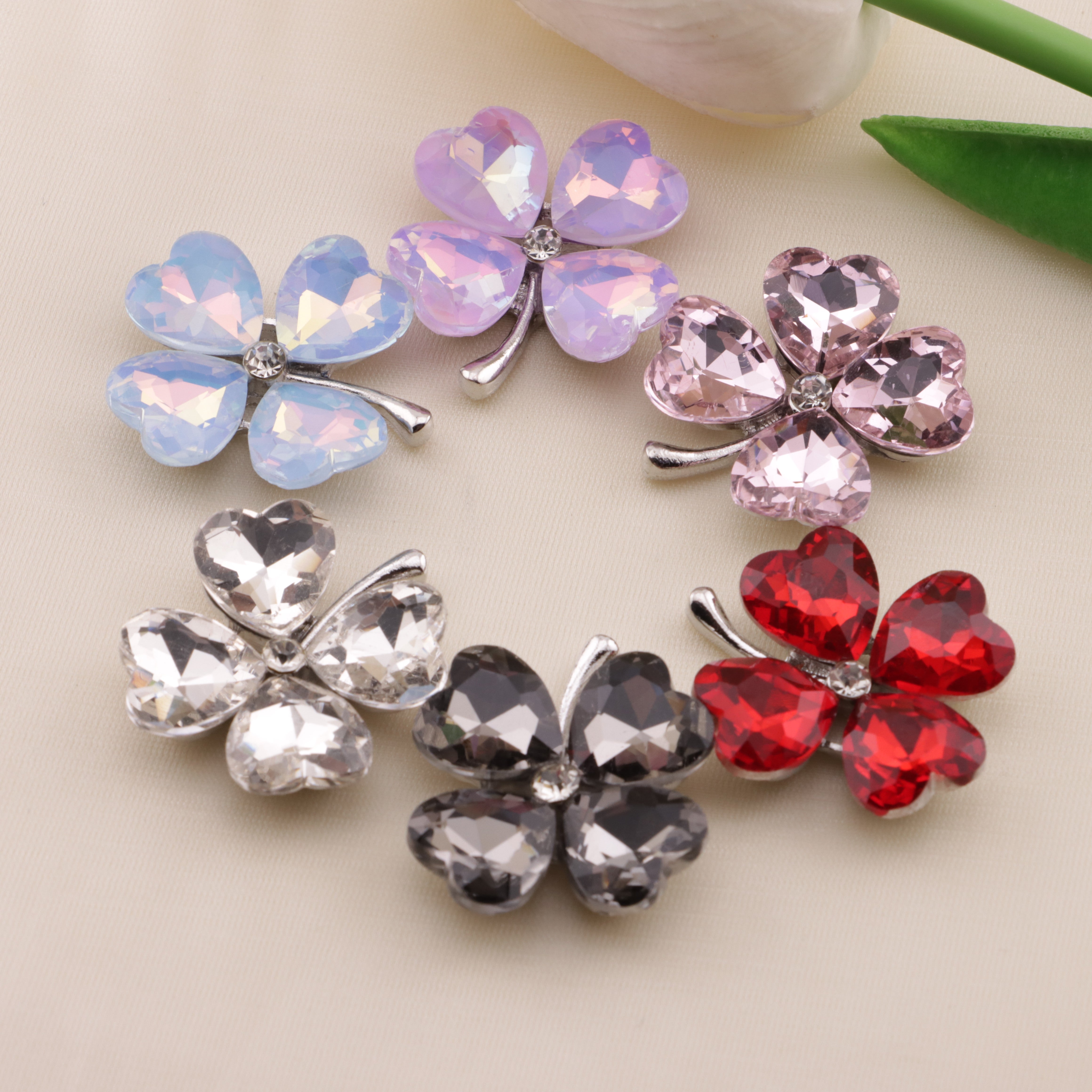 FS6584- 28mm Heart Four-Leaf Clover Alloy Charms Ai Xin Si Ye Cao He Jin Tie Pian Zoe's DIY Shop