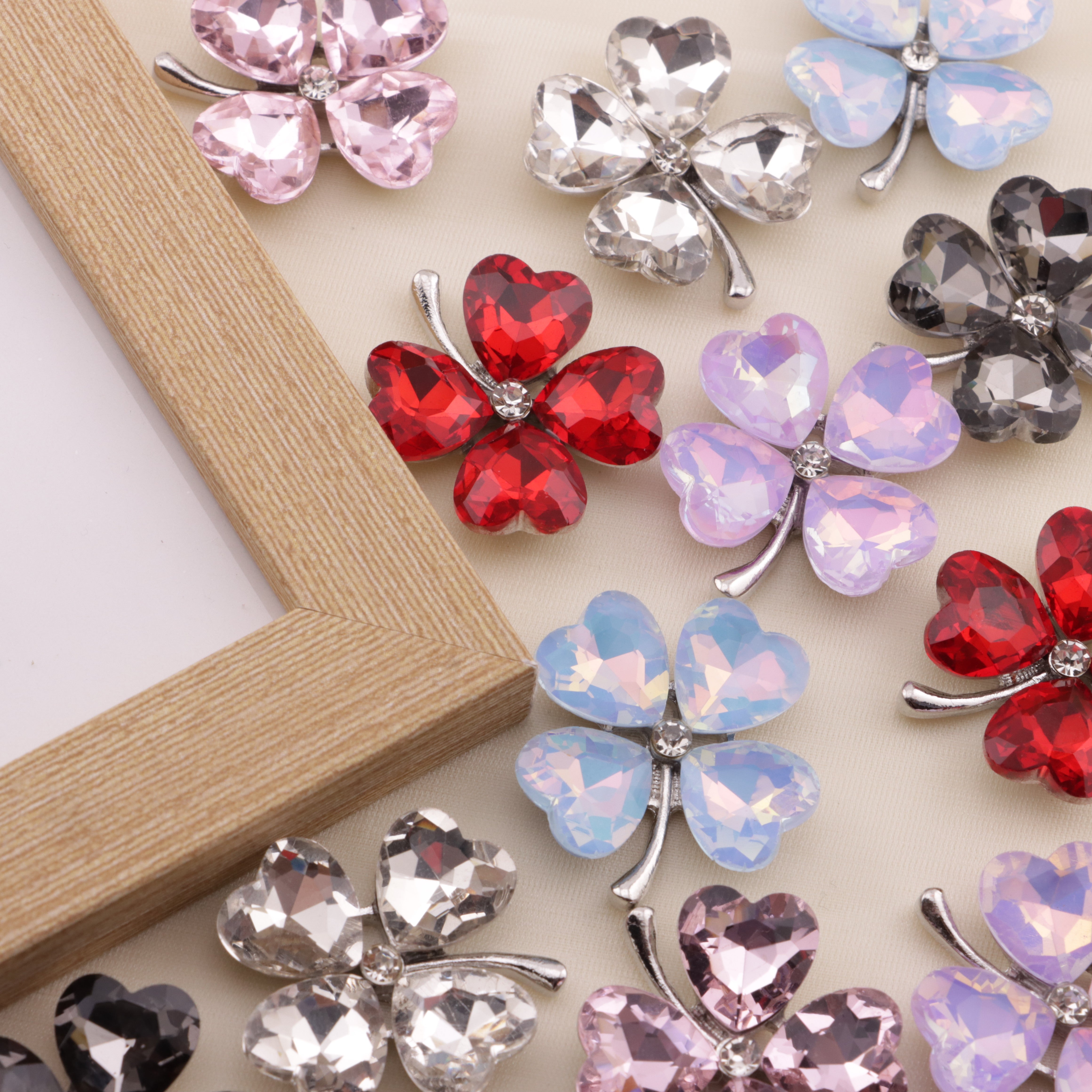 FS6584- 28mm Heart Four-Leaf Clover Alloy Charms Ai Xin Si Ye Cao He Jin Tie Pian Zoe's DIY Shop