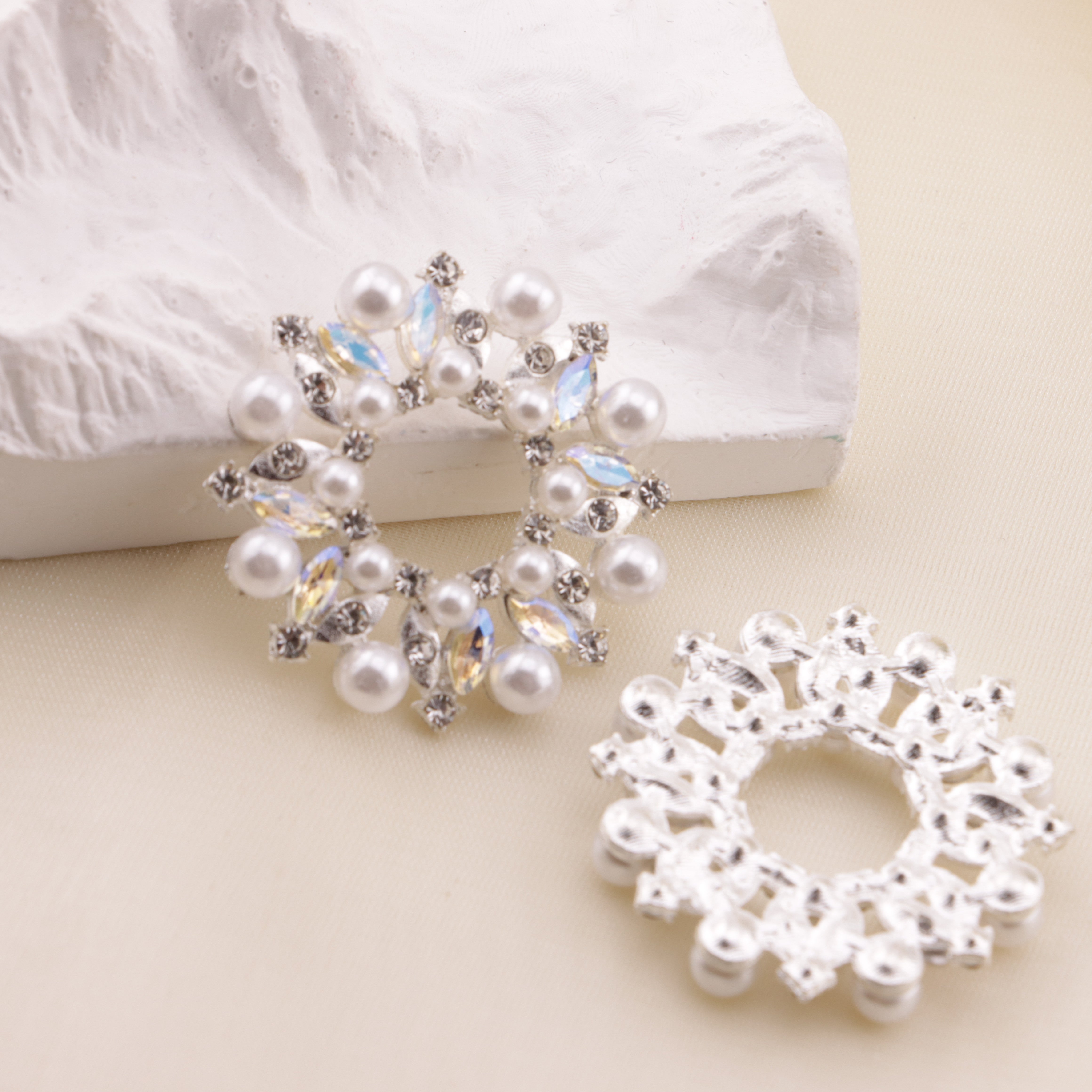 FS5267- 33mm Metal Round Flower Frame Charms Zoe's DIY Shop