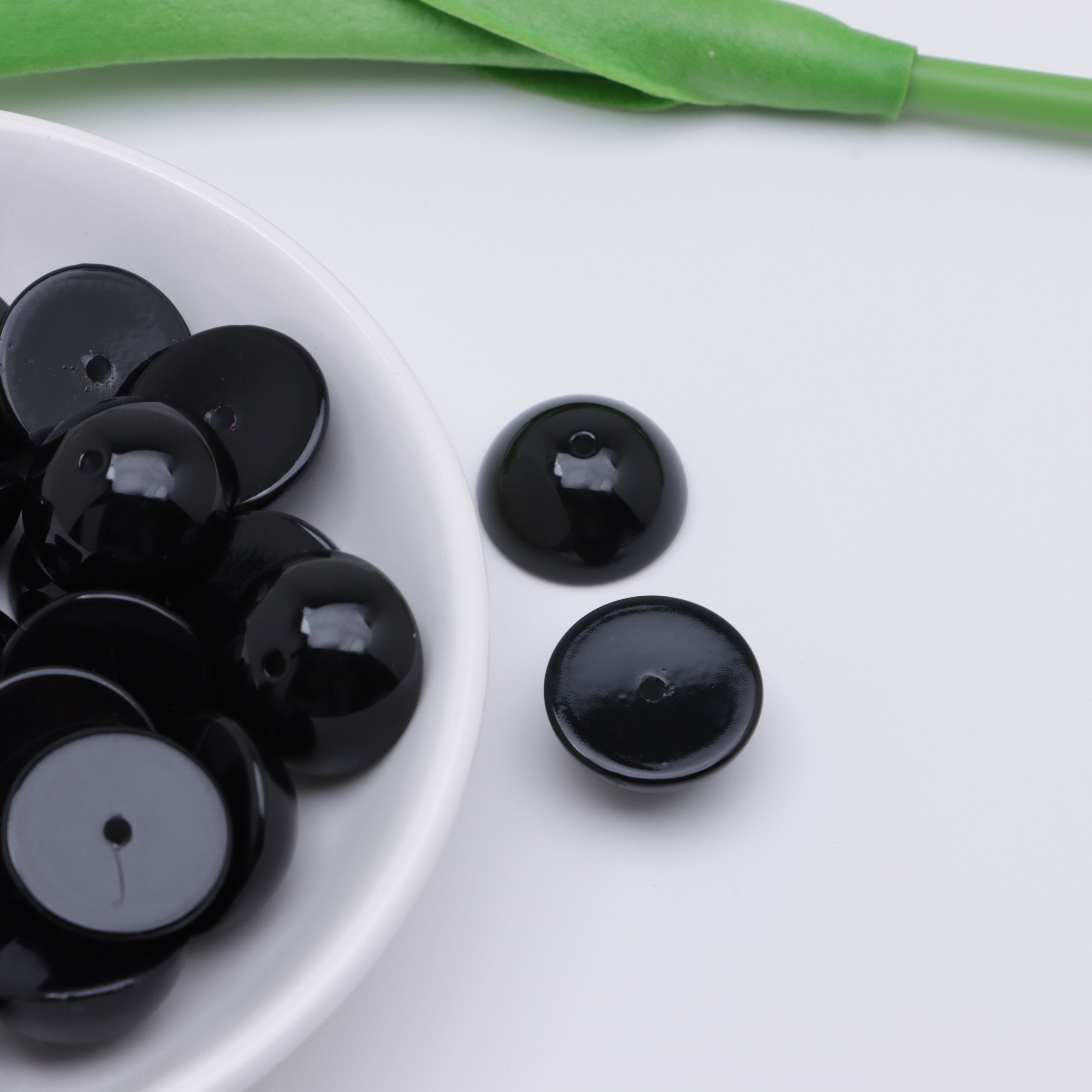 FS3131- 18mm Black Semi-Circular Beads