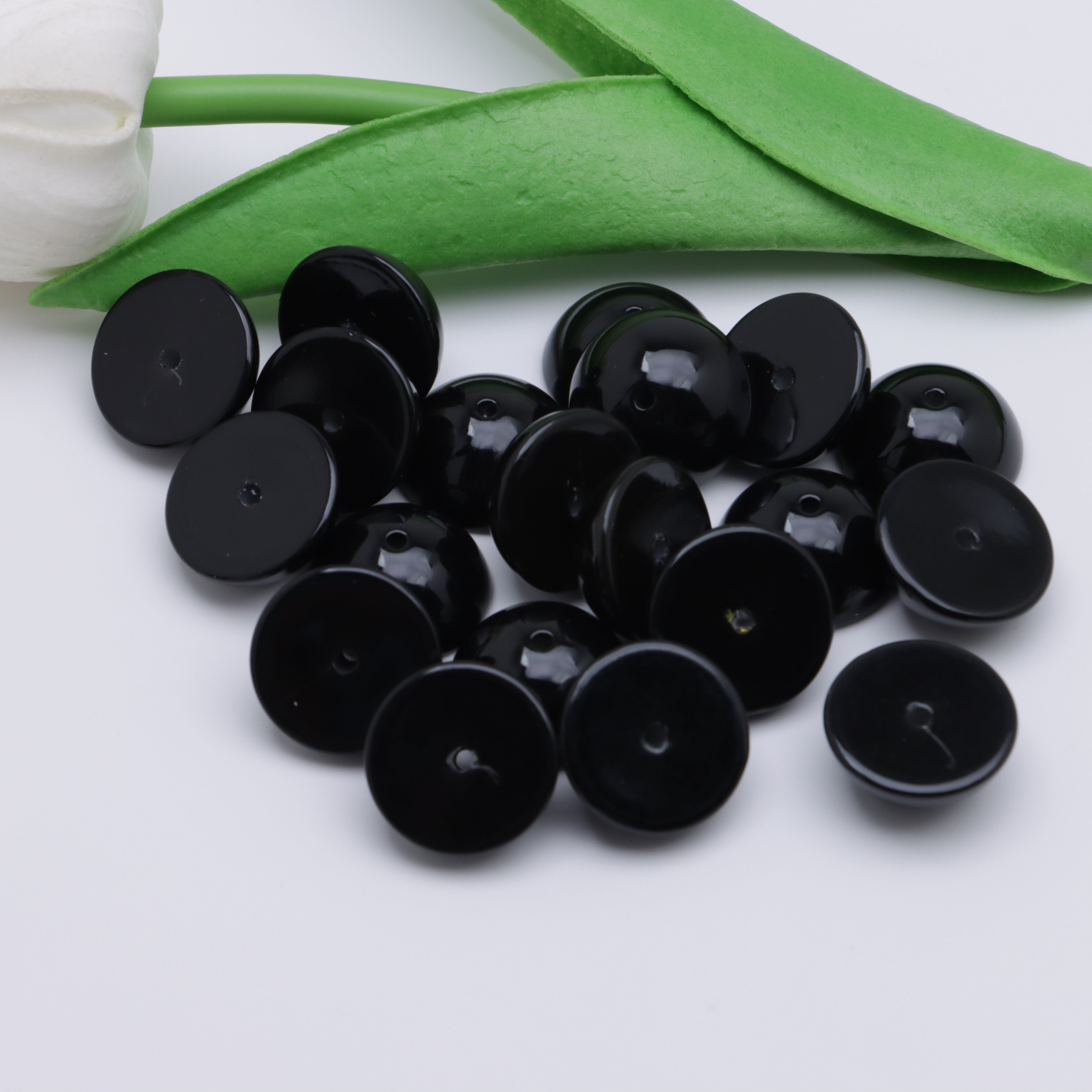 FS3131- 18mm Black Semi-Circular Beads