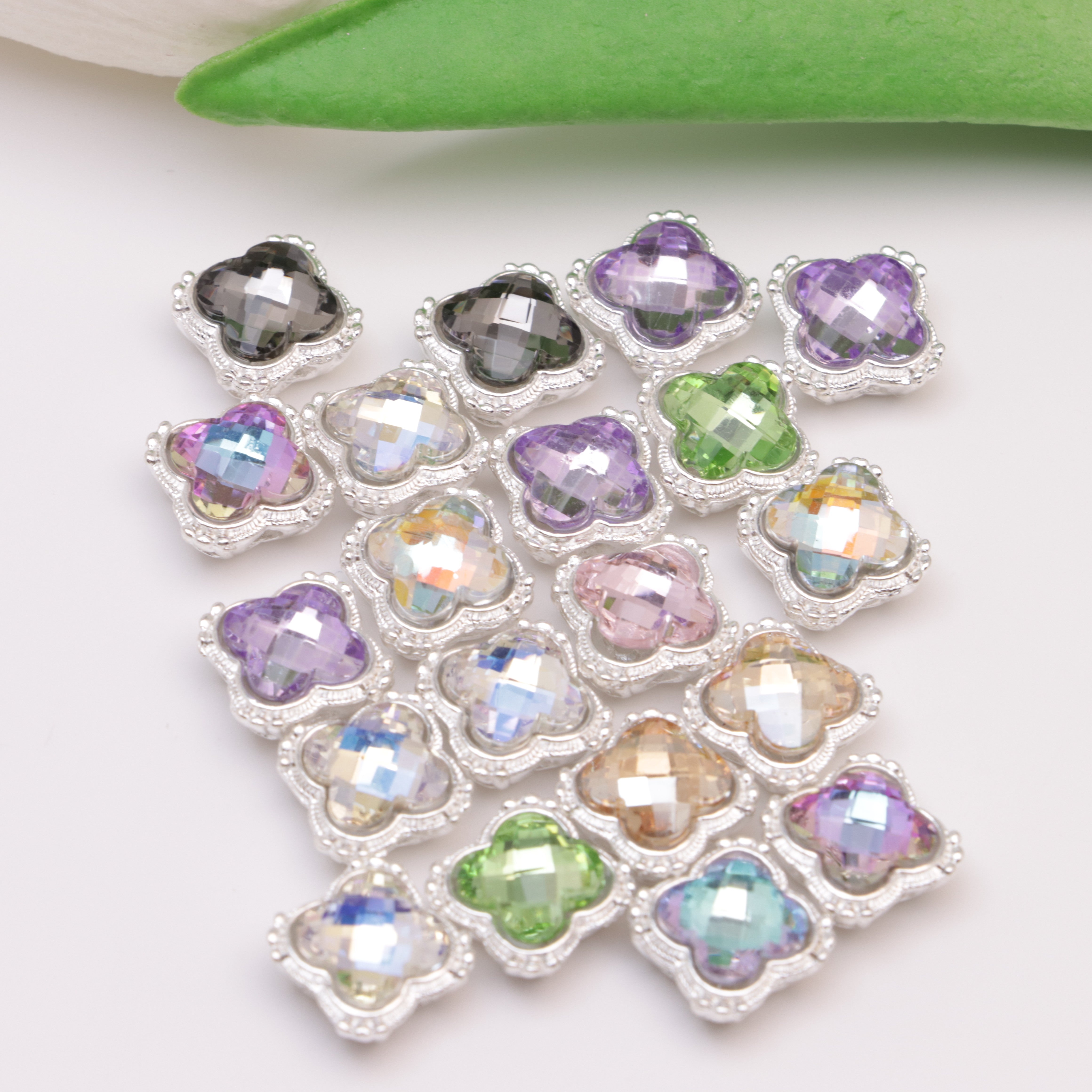 FS5613- 11mm Alloy Diamond-Embedded 8-Hole Beads