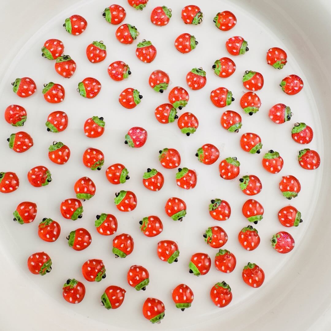 FS10646-6*7mm Strawberry Nail Charms