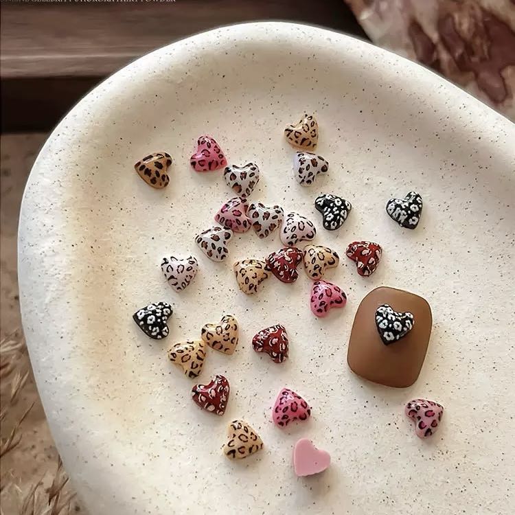 FS10656-About 6mm Leopard Printed Heart Nail Charms