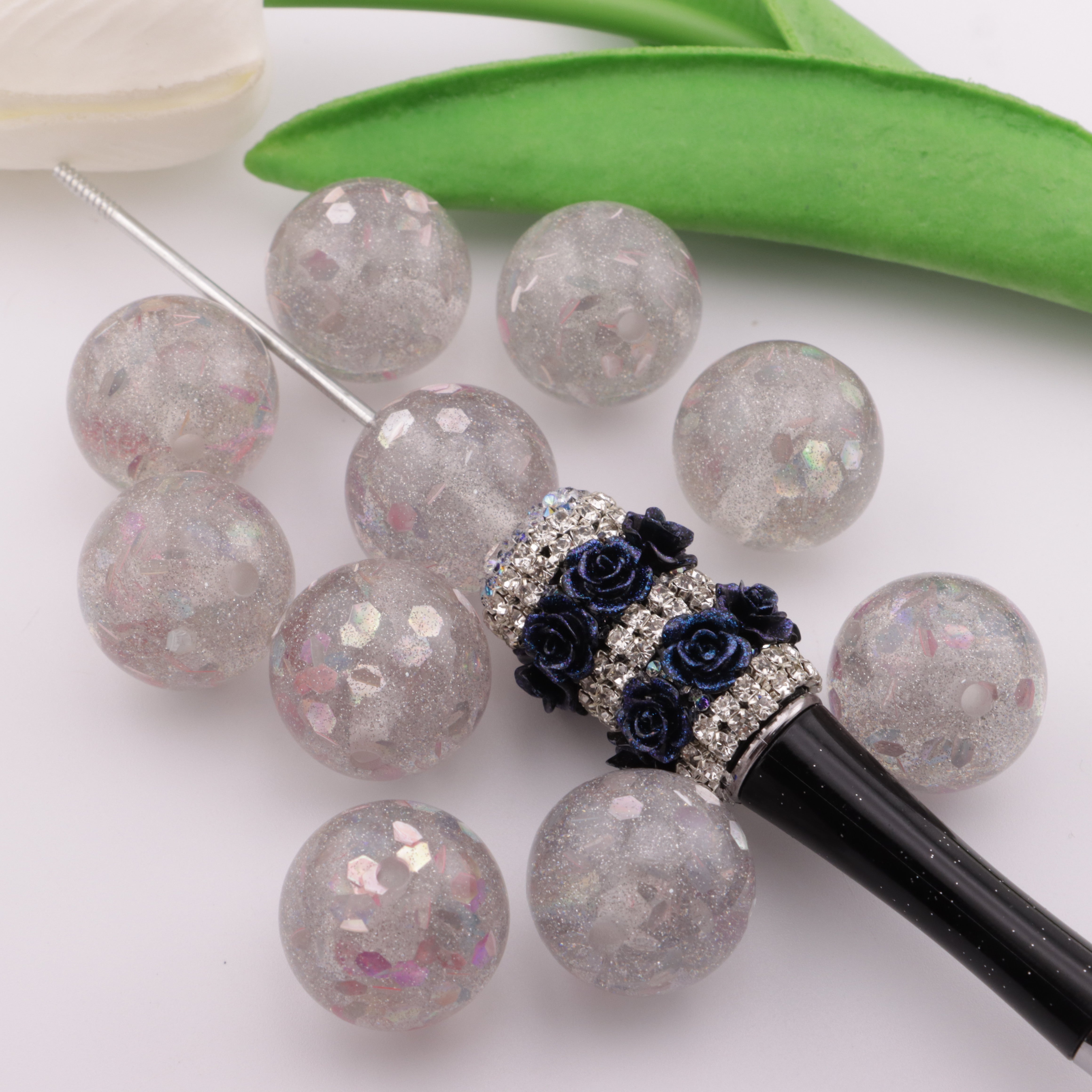 FS3538- 20mm Glitter Resin Beads