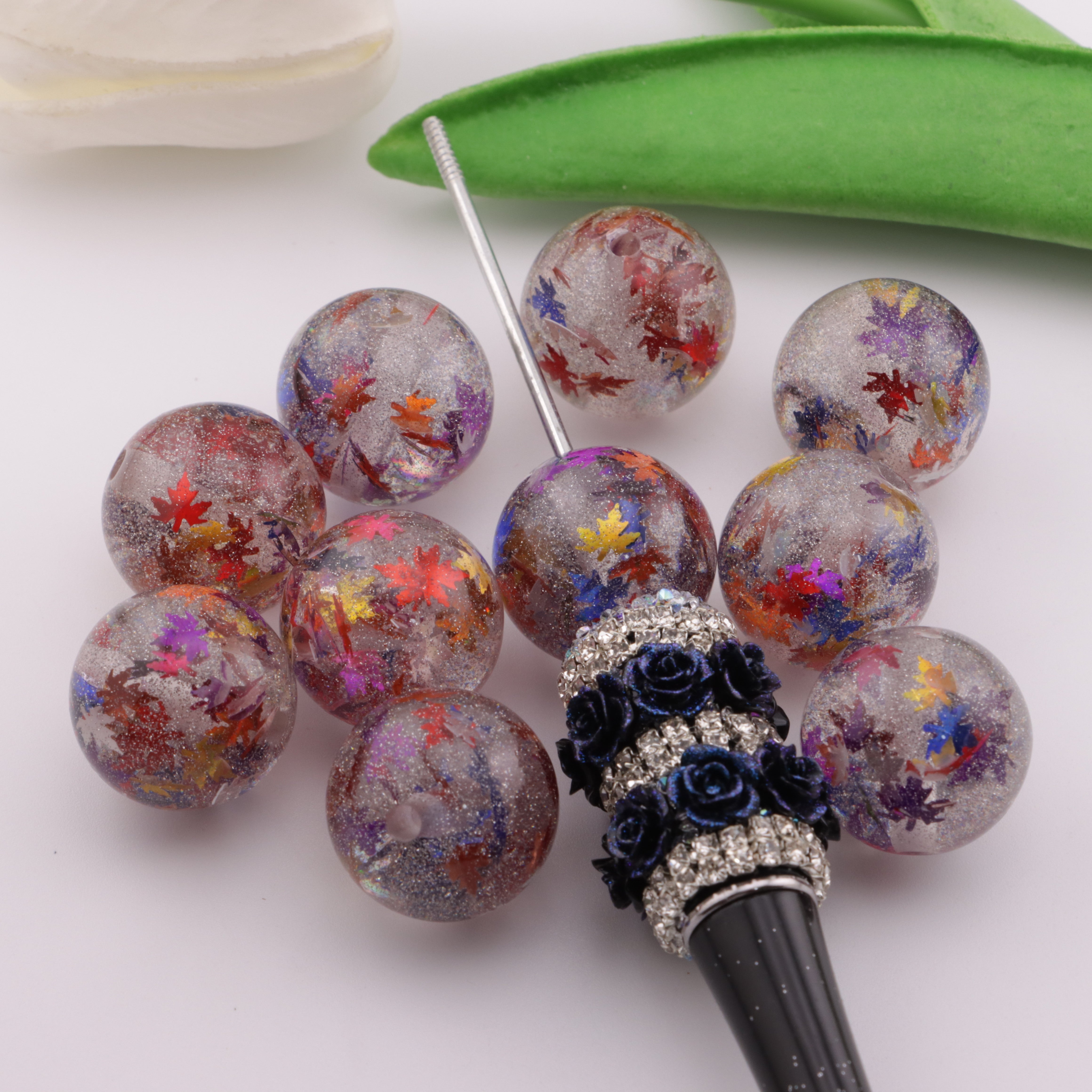 FS3546- 20mm Maple Leaf Glitter Resin Beads