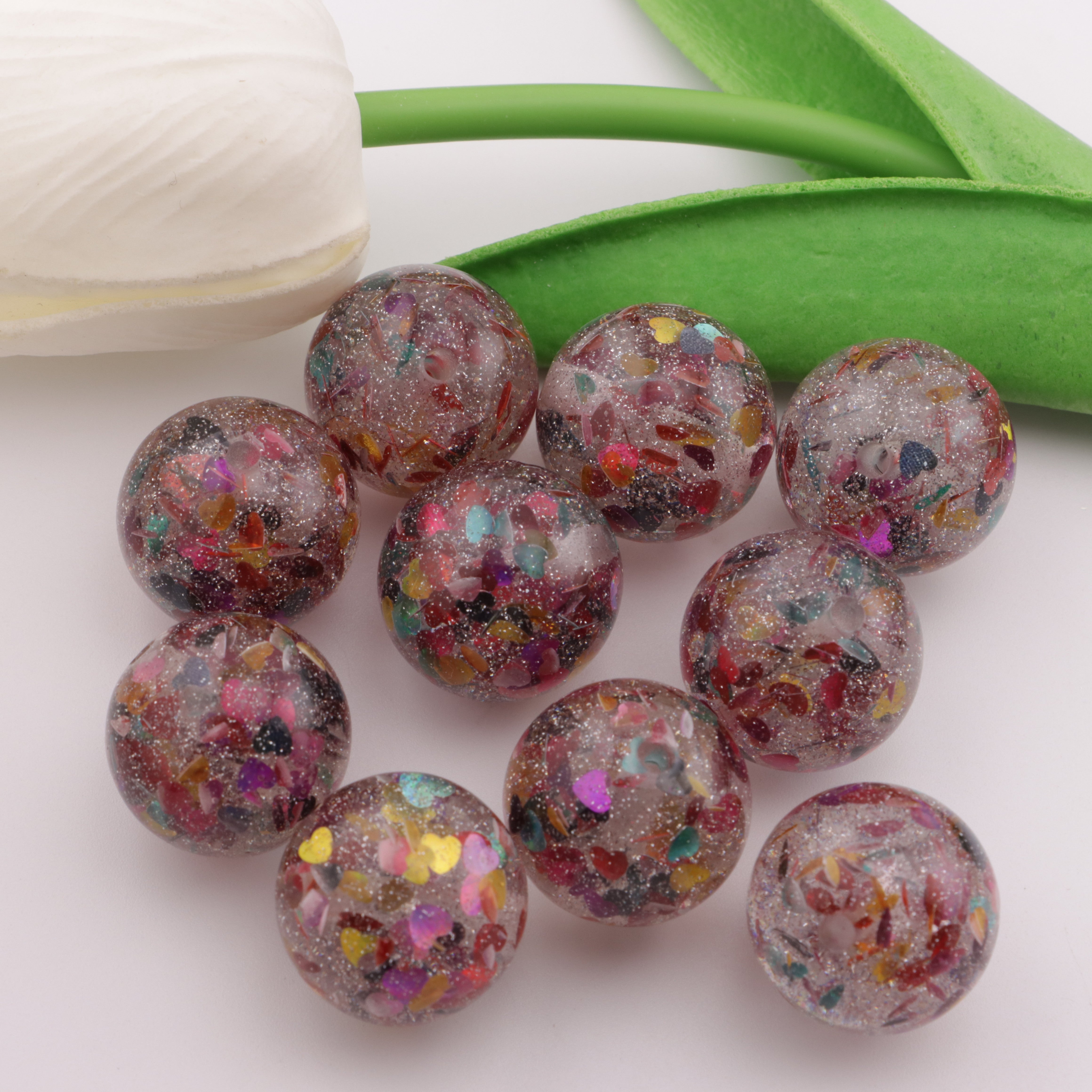FS3537- 20mm Heart-Shaped Glittery Resin Beads