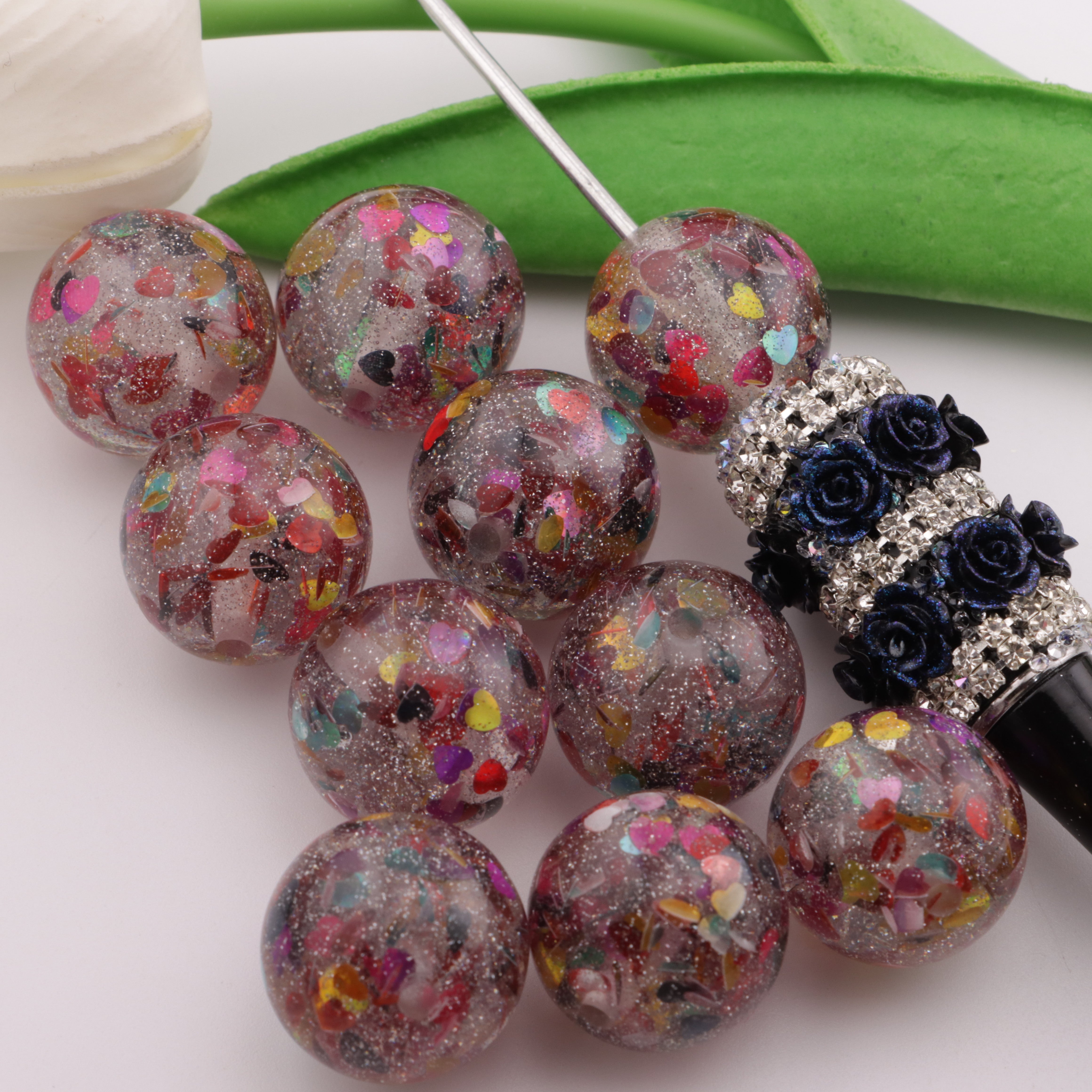 FS3537- 20mm Heart-Shaped Glittery Resin Beads