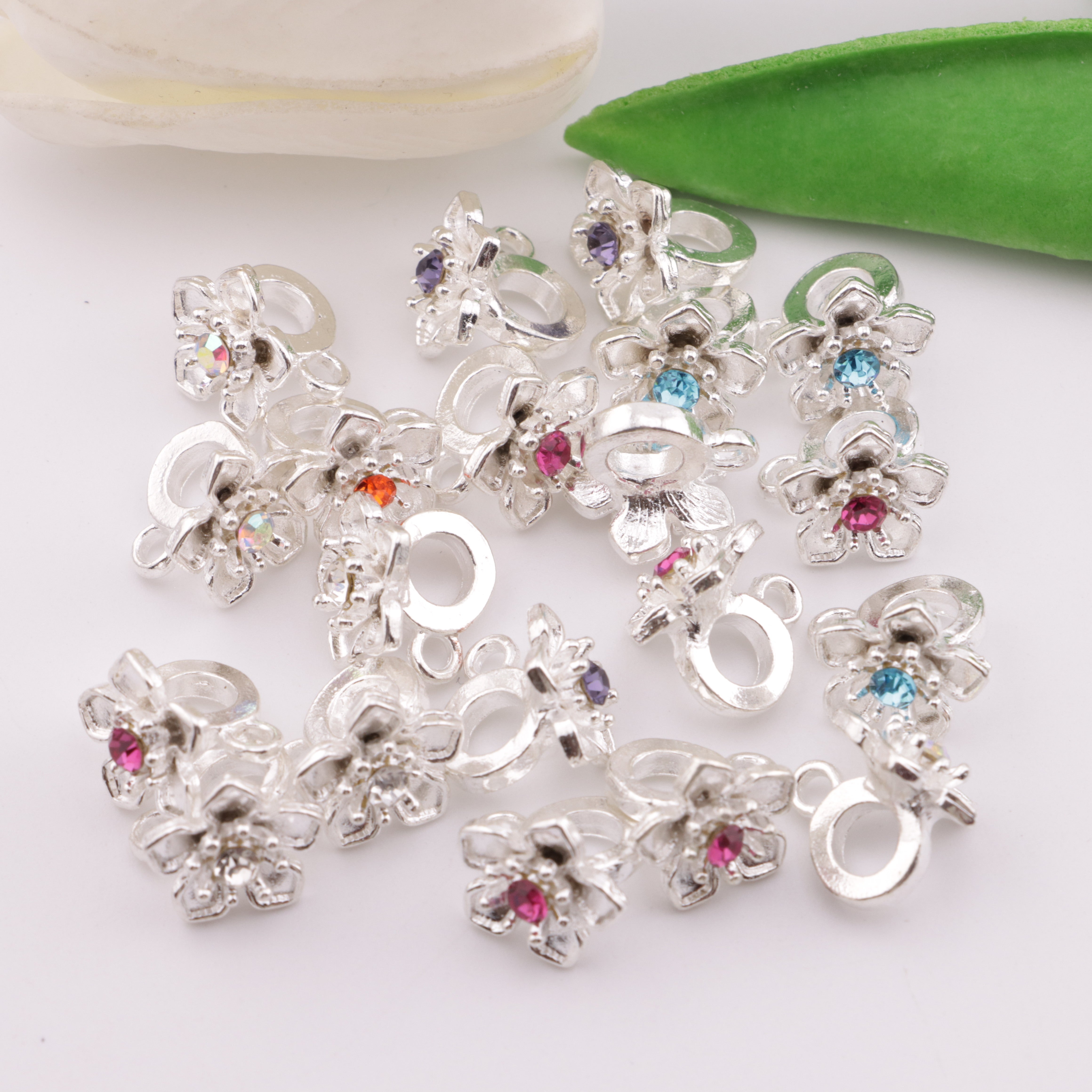 FS5660- 12mm Flower Metal Spacers With Hanging Holes FS5659- 210mm Heart-shaped Silicone Cable Ties