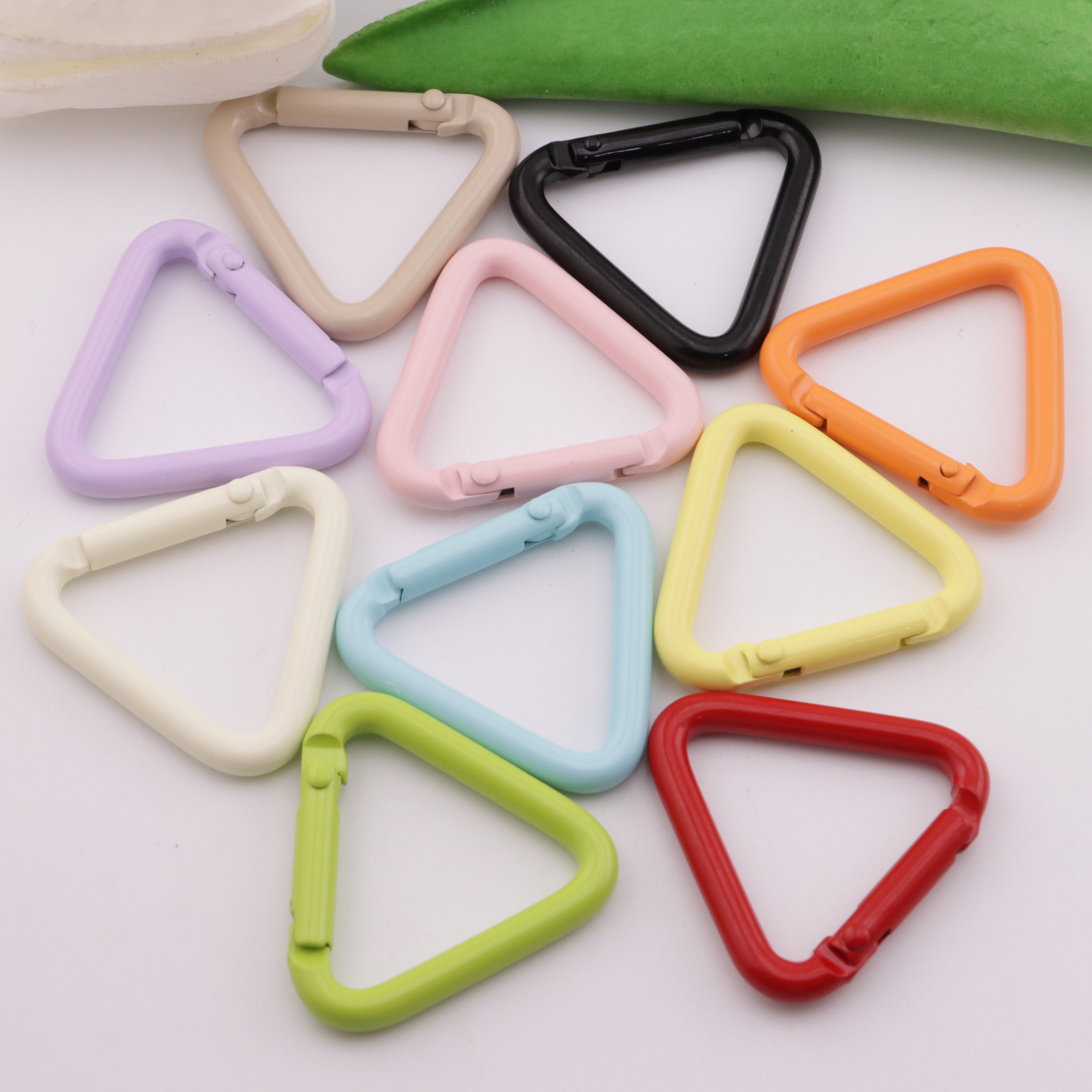 FS5759- 32mm Triangle Keyring, Painted Triangle Keyring With A Side Length Of 34mm