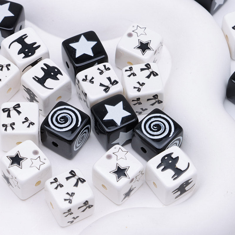 FS5127- 15mm Mixed Black And White Cubes Beads