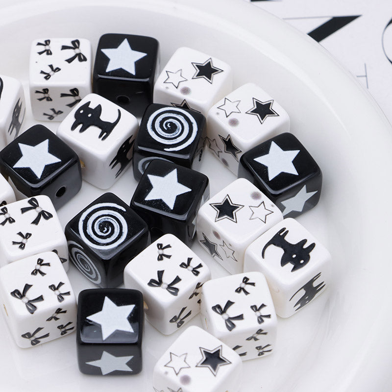 FS5127- 15mm Mixed Black And White Cubes Beads