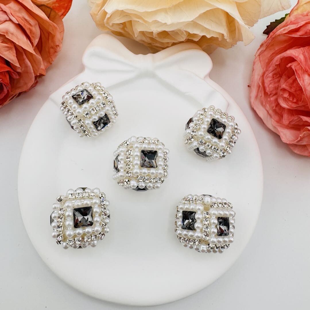 FS10936-20mm Pearl Square Fancy Beads