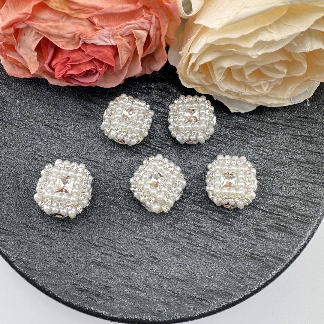 FS10936-20mm Pearl Square Fancy Beads