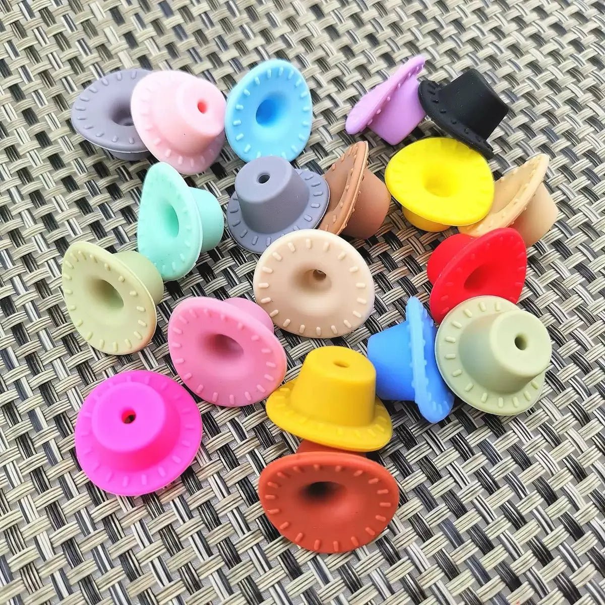 FS101773-About 25mm Random Mixed Color Cowboy Hat Silicone Beads -Zoe DIY Wholesale