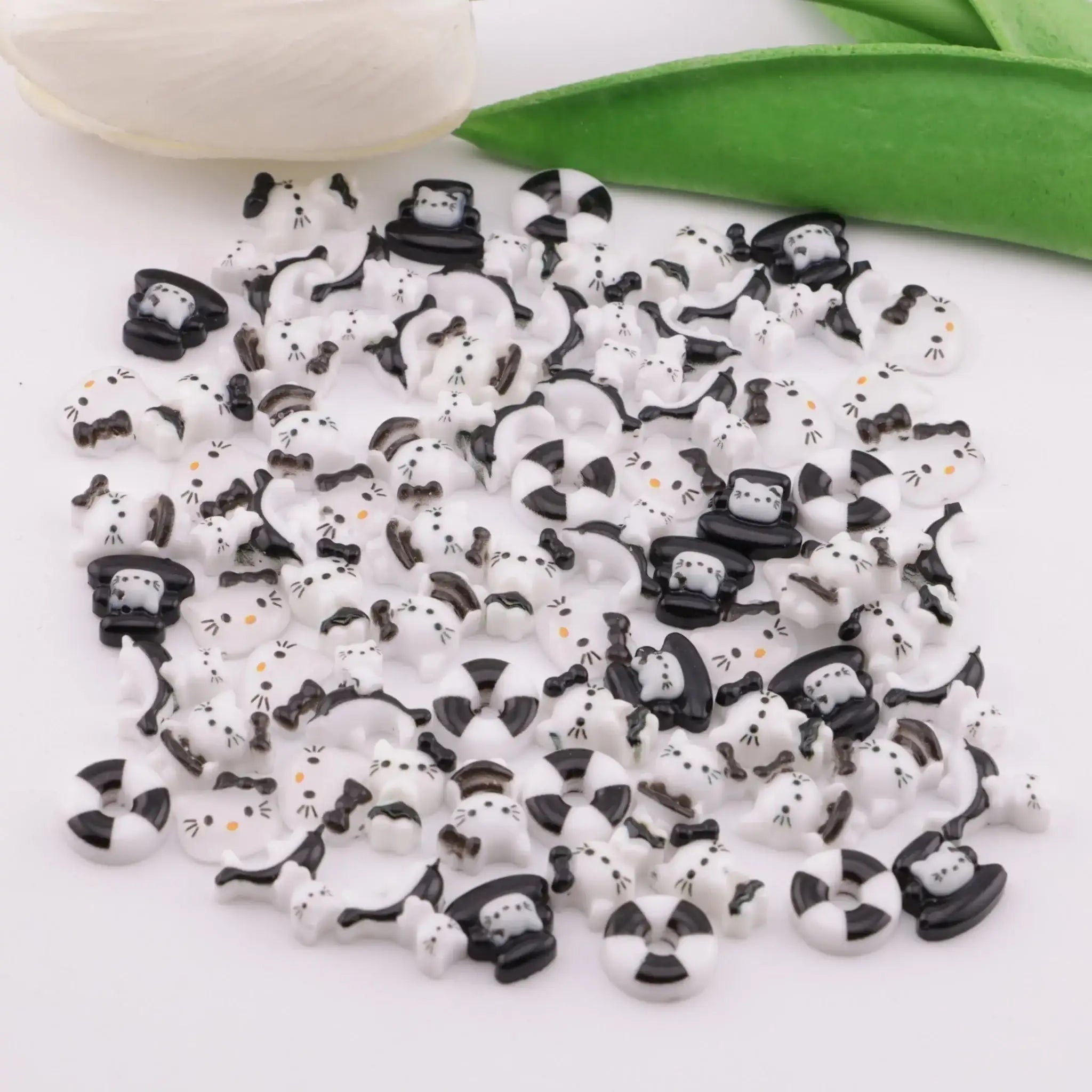 FS6023-Mixed Style Black And White HK Charms Mixed Style Black And White Kitty Series Patches -Zoe DIY Wholesale