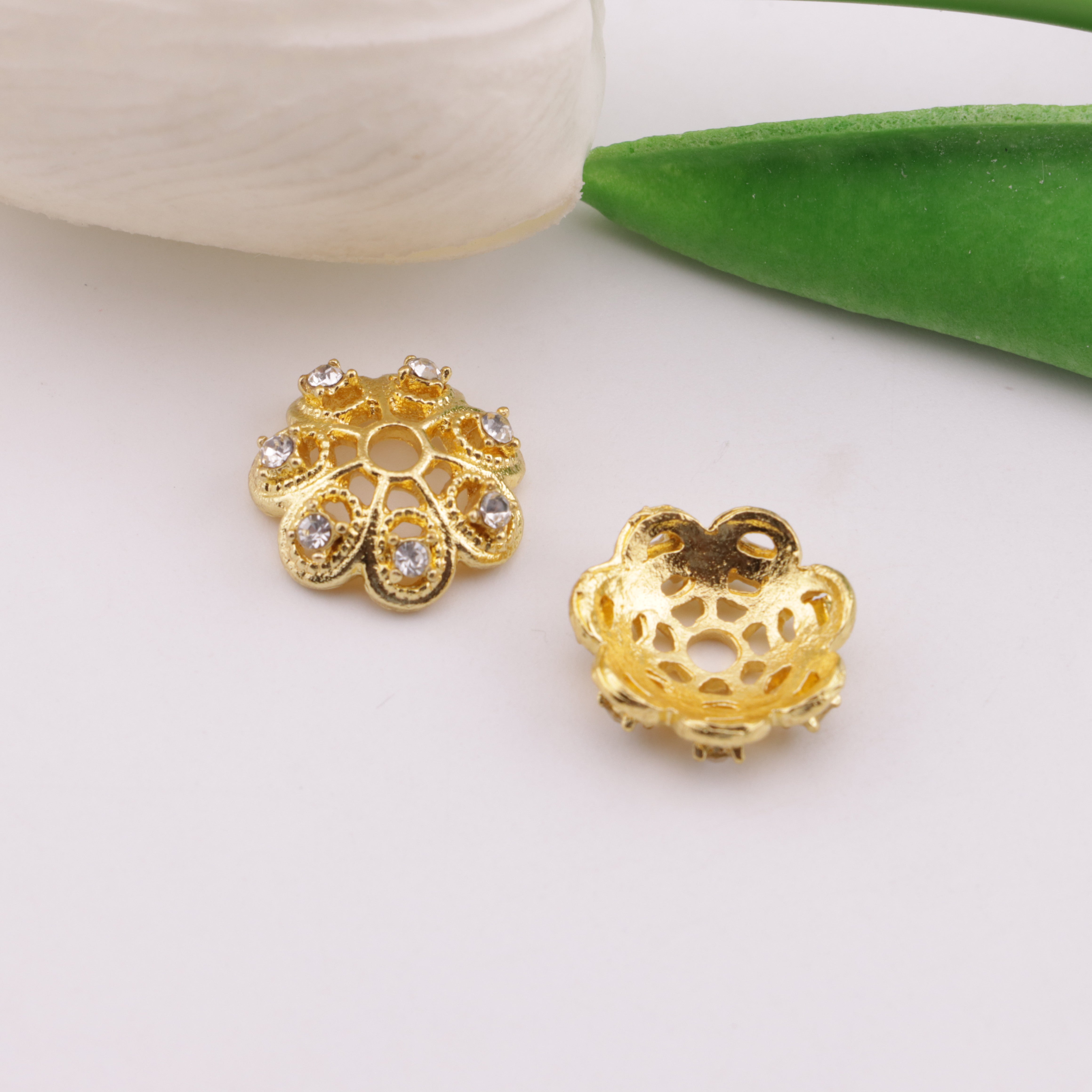 FS6365- 14mm Flower Beads With Diamonds As Separators Zoe's DIY Shop
