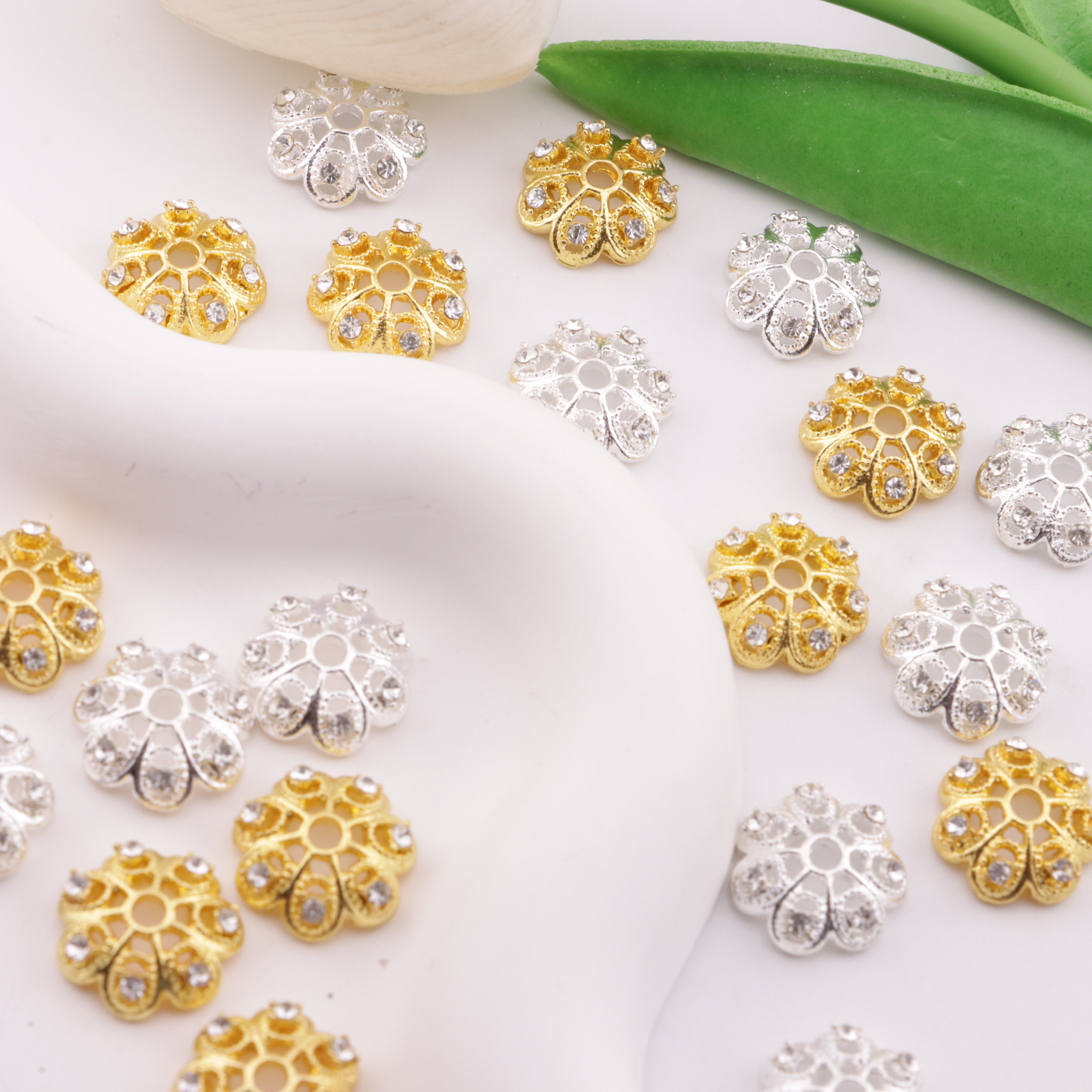 FS6365- 14mm Flower Beads With Diamonds As Separators Zoe's DIY Shop