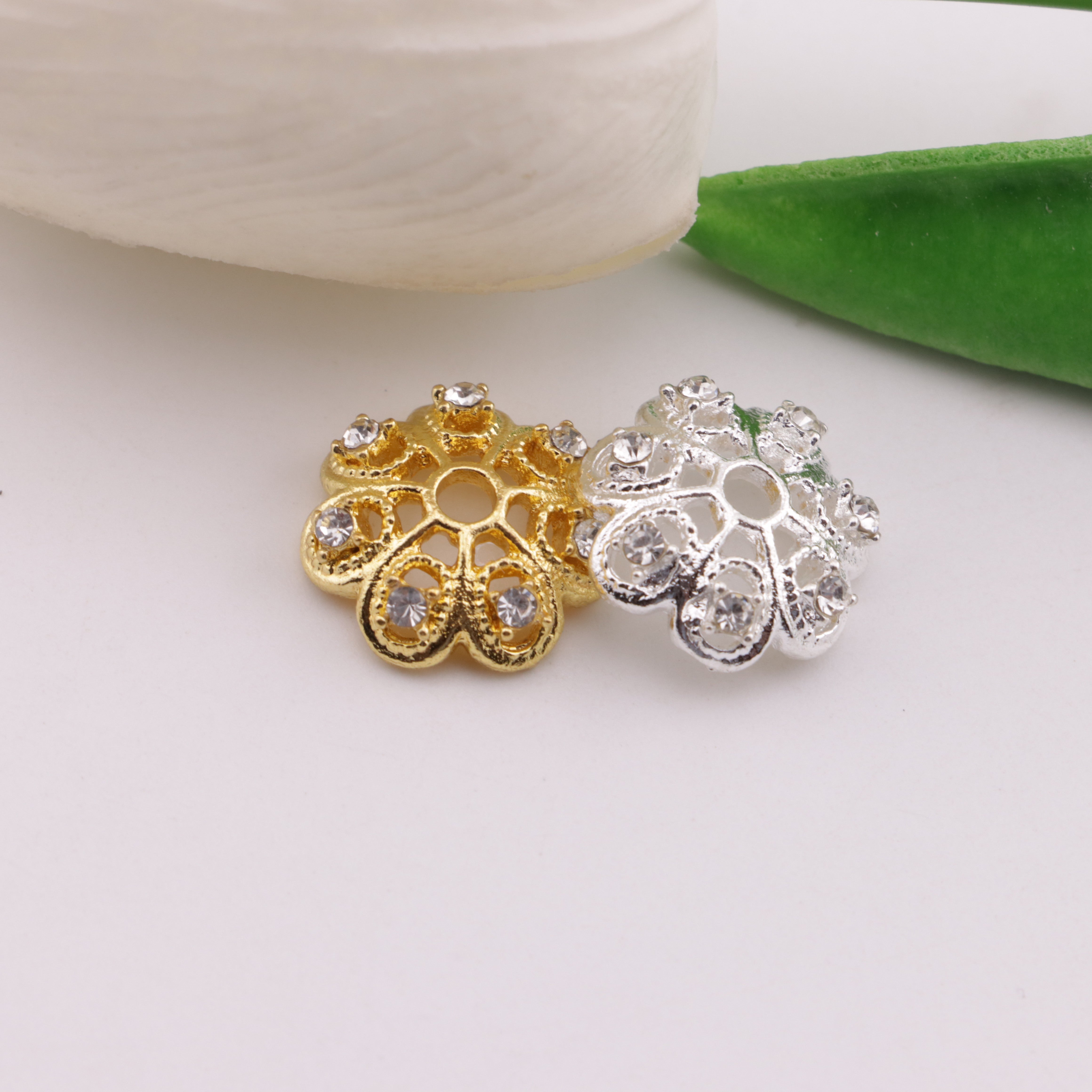 FS6365- 14mm Flower Beads With Diamonds As Separators Zoe's DIY Shop